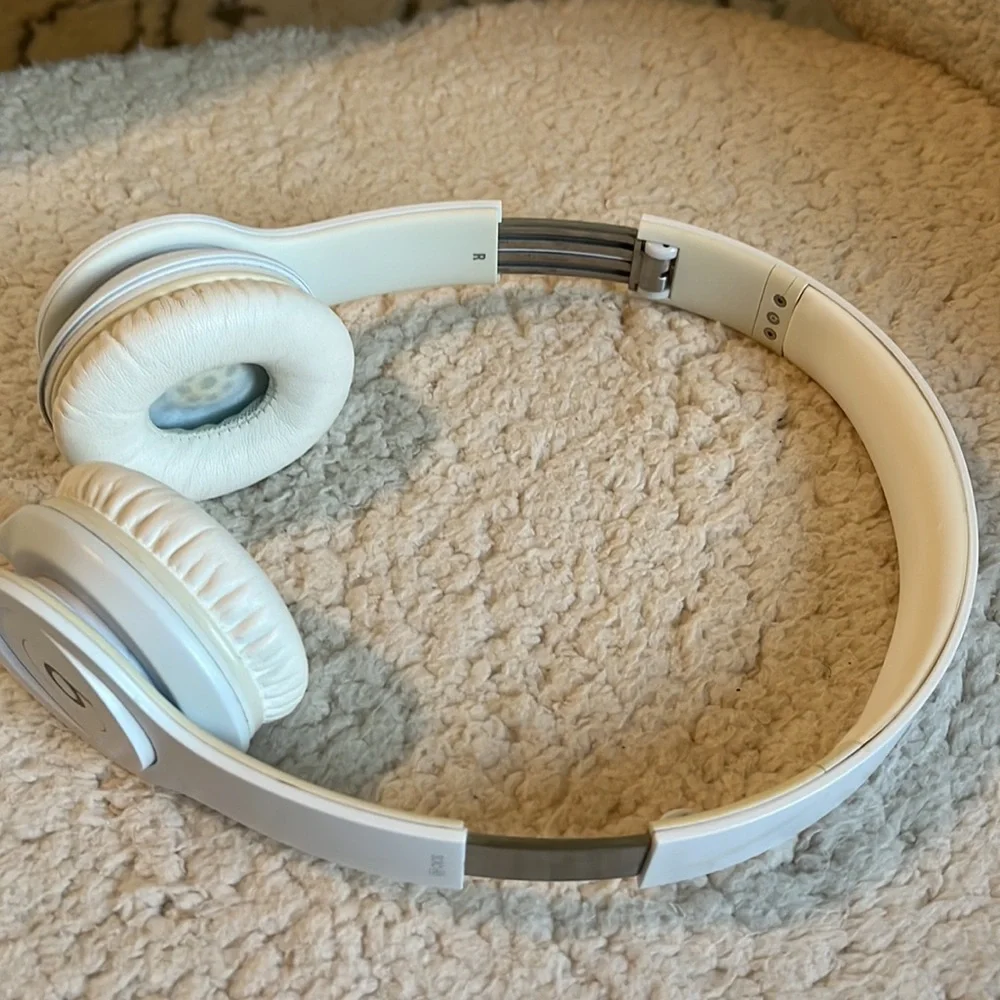 Beats By Dre Solo HD Headphones - Picture 8 of 12